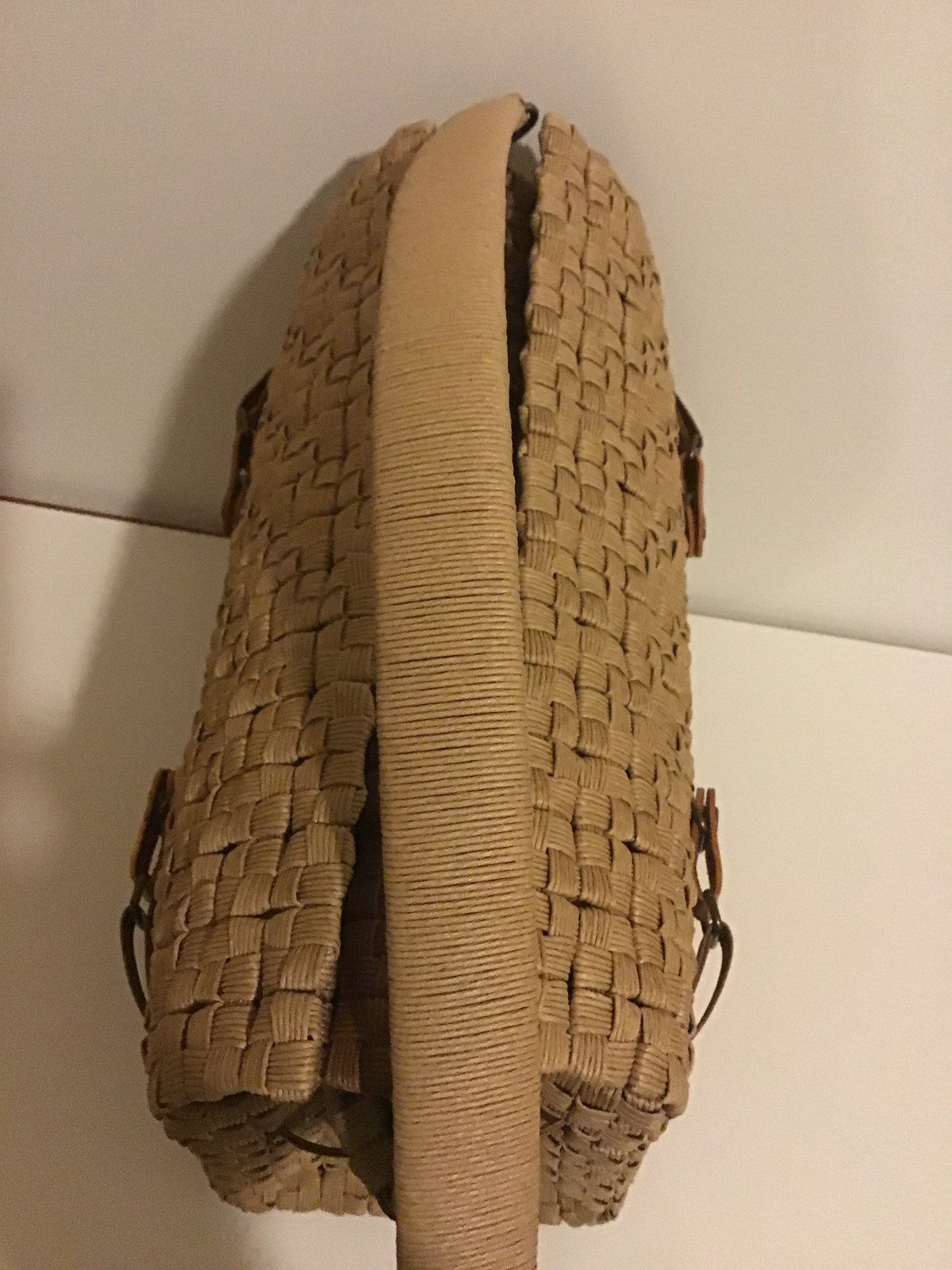 紙バンドを巻いて作られた持ち手の接写