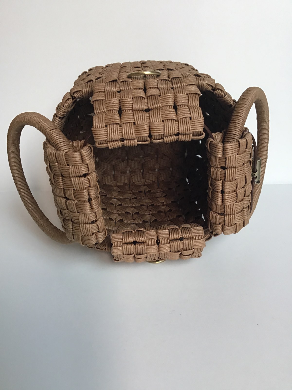透かし編みのかご型バッグ