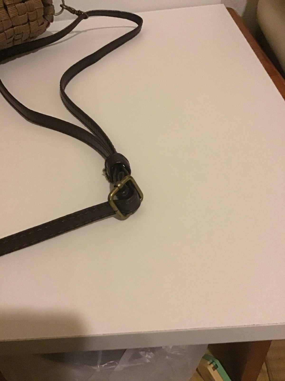 取り外した革のショルダーストラップ